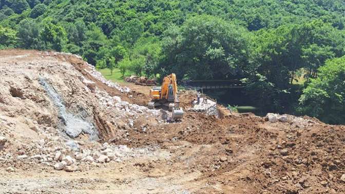 2 mahalleyi bağlayacak köprünün yapımı devam ediyor