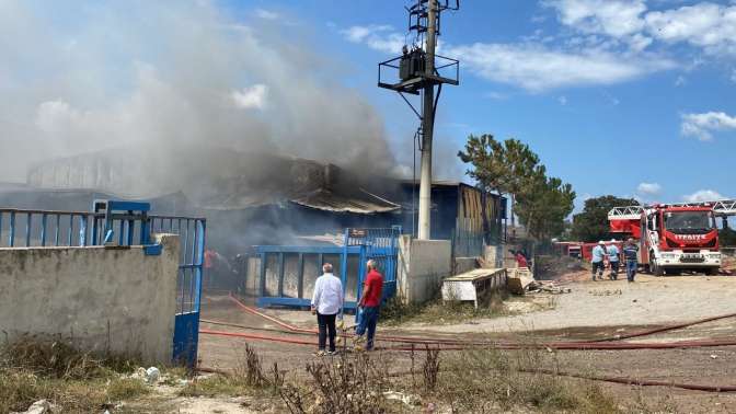 Alev alev yanan fabrika, kesimhanede yeniden küllerinden doğdu