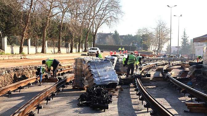 Alikahya tramvay hattında raylar döşeniyor