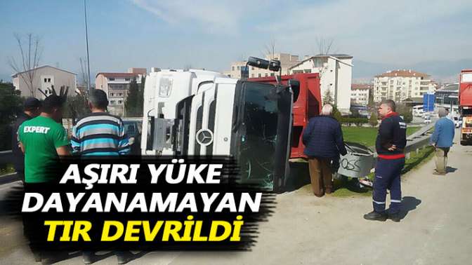 Aşırı yüke dayanamayan tır devrildi