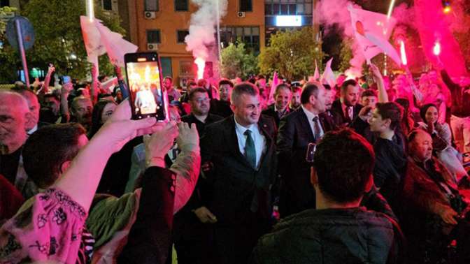 Başkan Sezer seçim zaferini binlerce hemşehrisi ile kutladı