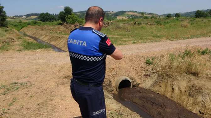 Besi çiftliği gübresini kanal yoluyla dereye boşaltıyor