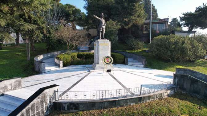 Büyükşehir, Atatürk Heykeli’nin temizliğini yaptı