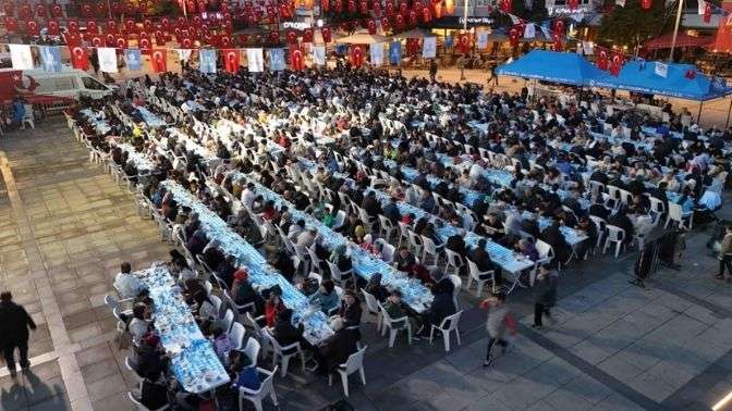 Büyükşehir’in iftar sofrası gönülleri buluşturuyor