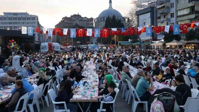 Büyükşehir’in iftar sofrası her gün 3 bin kişiyi ağırlıyor