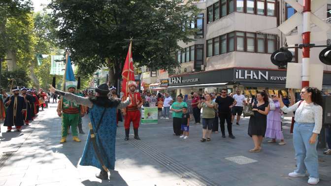 Büyükşehir mehteri İzmitlileri selamladı