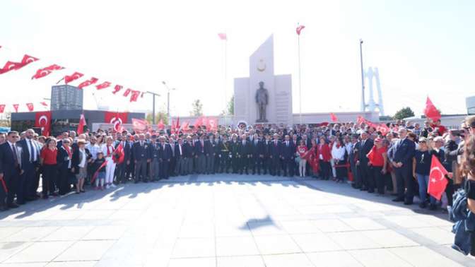 Cadde ve sokaklar kırmızı beyaza büründü