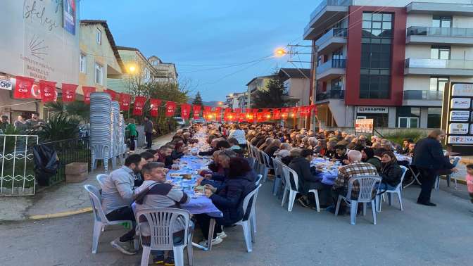 CHP Başiskele’den sokak iftarı