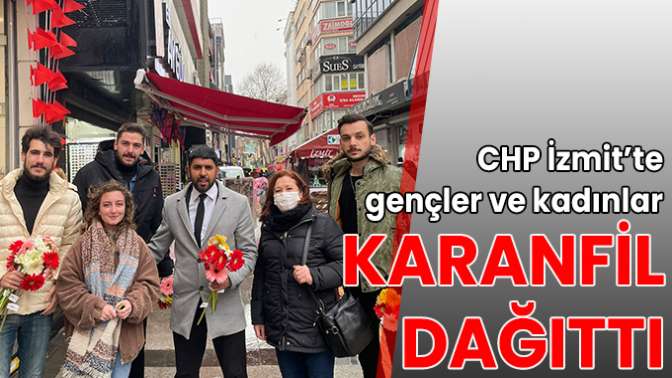 CHP İZMİT’TE GENÇLER VE KADINLAR KARANFİL DAĞITTI