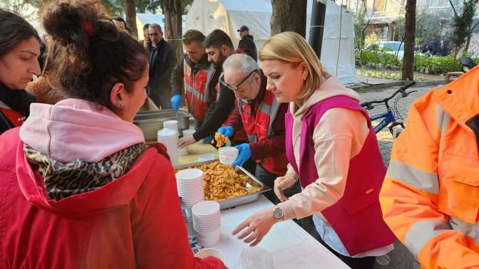 Defneli vatandaşlar, Başkan Hürriyet’in aracılığıyla İzmitlilere selamlarını gönderdi