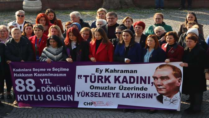 CHP’Lİ KADINLAR ATA’NIN HUZURUNDA SESLENDİ; “EŞİT TEMSİLİYET HAKTIR”