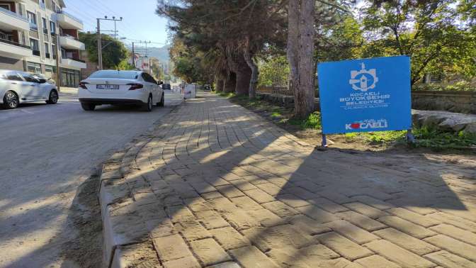 Gölcük Atatürk Mahallesi Yalı Yolu Caddesinde kaldırımlar yenilendi