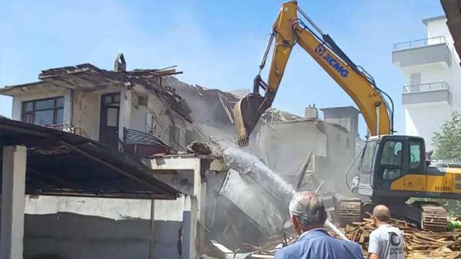 Gölcük Belediyesi metruk binaları yıkmaya devam ediyor