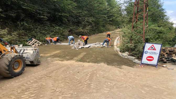 Gölcük Nüzhetiye - Sakarbıçkı arasına Büyükşehir Belediyesi tarafından parke yol yapılıyor