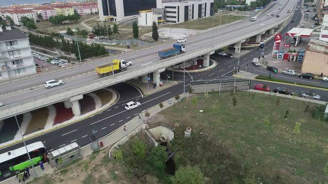 Gölcük Yüzbaşılar Köprülü kavşağı yan yollarında yol çizgileri çekildi