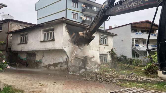 Gölcükte metruk ve orta hasarlı bina yıkımları sürüyor