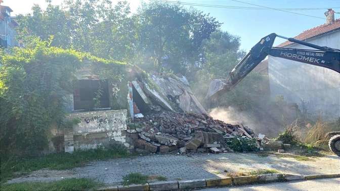 Gölcükte yıkılan orta hasarlı ya da metruk bina sayısı 107 oldu