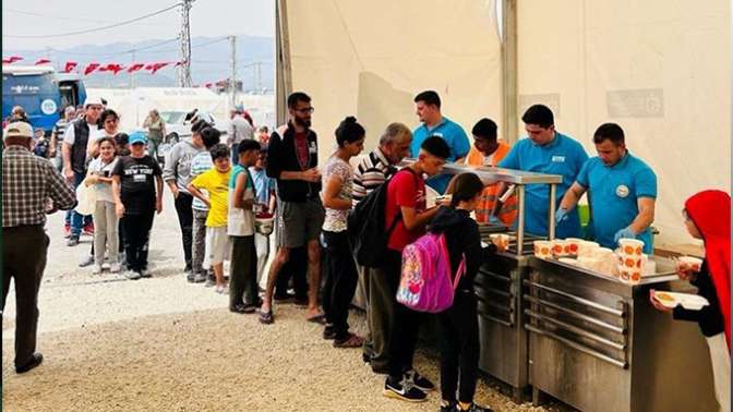 Günde 8 bin porsiyon yemek hizmeti! Antikkapı afetzedeleri aç ve açıkta bırakmıyor