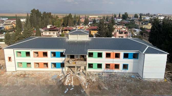 Hatay’daki okulun kabası bitti, ince işçiliği başladı