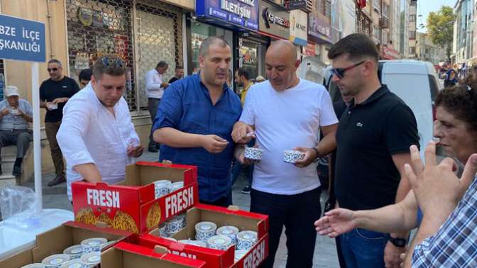 İYİ Parti Gebze’de 2 bin kişiye aşure dağıttı