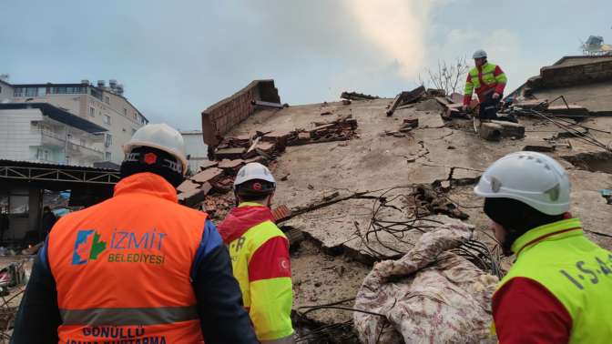 İZBAK ve İ.S.A.R afetzedelere yardım için deprem bölgesinde