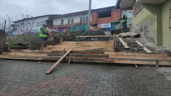 İzmit Belediyesi Bekirdere mahallesindeki ihtiyaçları gidermeye devam ediyor