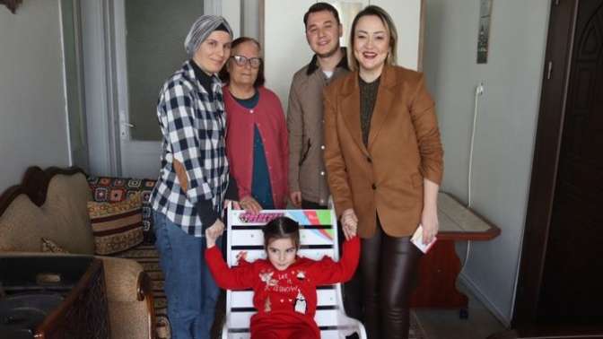 İzmit Belediyesi, Karamürselli küçük Eslina’nın yeni yıl dileğini gerçekleştirdi