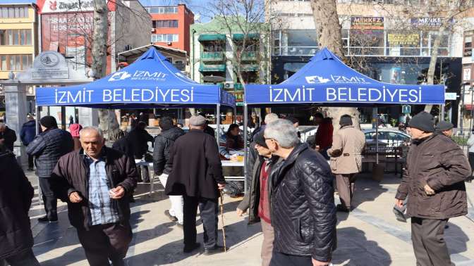 İzmit Belediyesi, Miraç Kandili’nde helva dağıttı