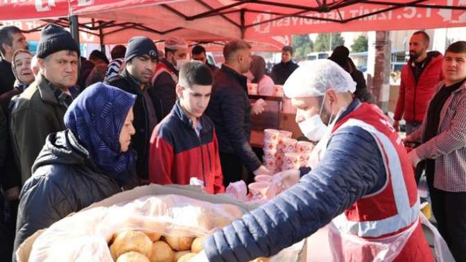 İzmit Belediyesi yılın ilk günü Darıca’da sıcak yemek hizmeti vermeye devam etti