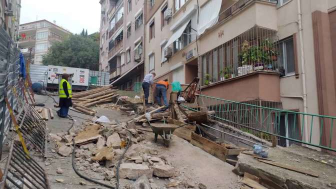 İzmit Hafız Rüştü Sokak’ta kuyu temelli iksa yapılıyor