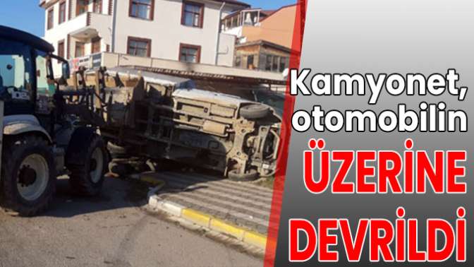 Kamyonet, otomobilin üzerine devrildi