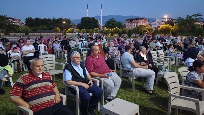 Kartepeli çınarların yazlık sinema keyfi