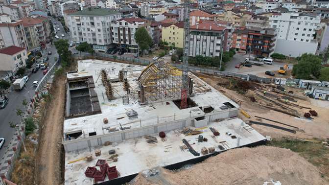 Kent meydanında cami inşaatı yükseliyor