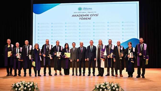 Kocaeli Üniversitesi Akademik Giysi Töreni Düzenlendi