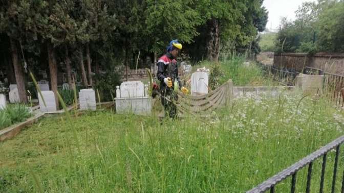 Körfez’de mezarlık bakımları devam ediyor