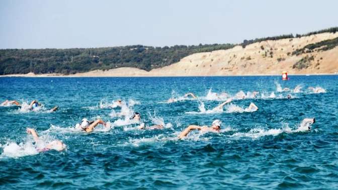 Körfezli yüzücüler Saros Körfezi’nde şov yaptı