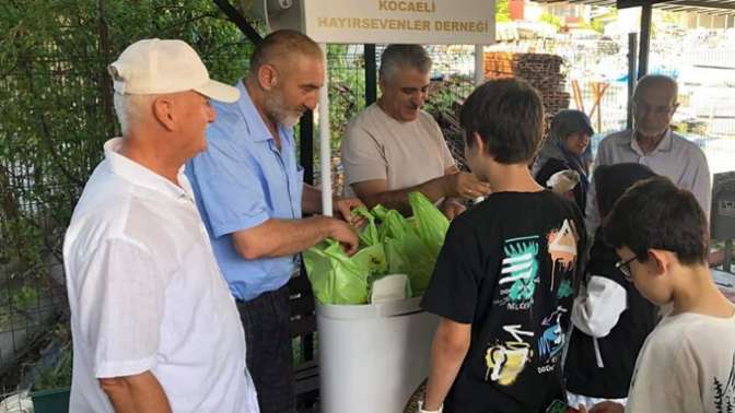 Muhtardan çocuklara serinleten hediye