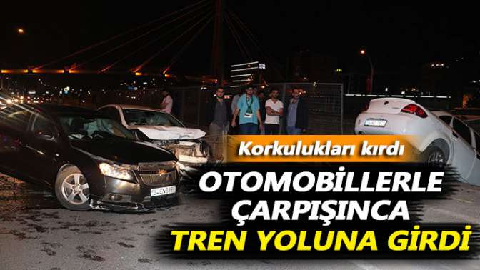 Otomobillerle çarpışınca korkulukları kırarak tren yoluna girdi