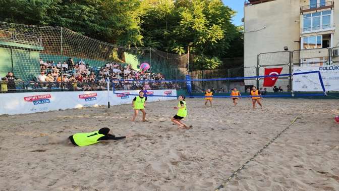 Plaj voleybolu turnuvasına rekor katılım