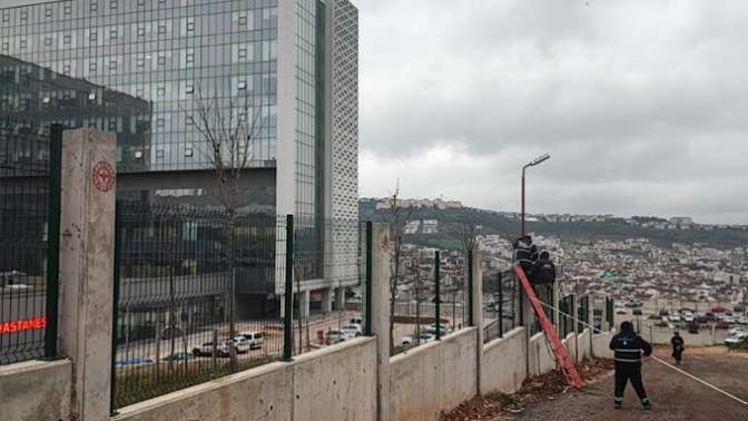 Şehir Hastanesi bağlantı yolu güneş enerjisi ile aydınlatılıyor