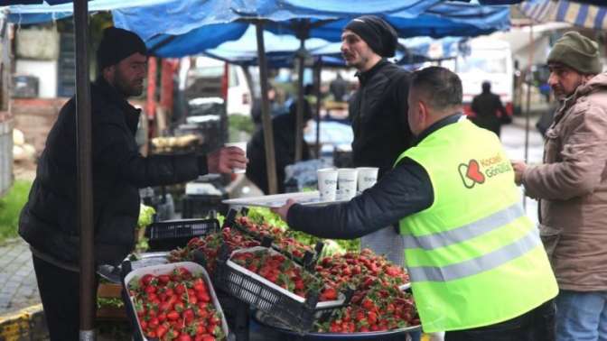 Soğuk kış gününde esnafa çorba