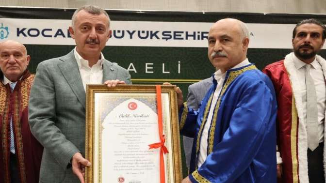 Son 11 yılın ahileri cübbeleri giydi