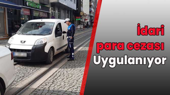 Tramvay yoluna park edilen araçlar çekiliyor.