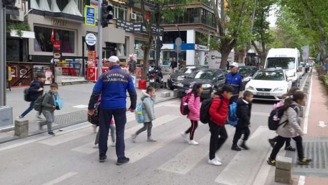 Zabıtadan okul önlerinde trafik haftası etkinliği